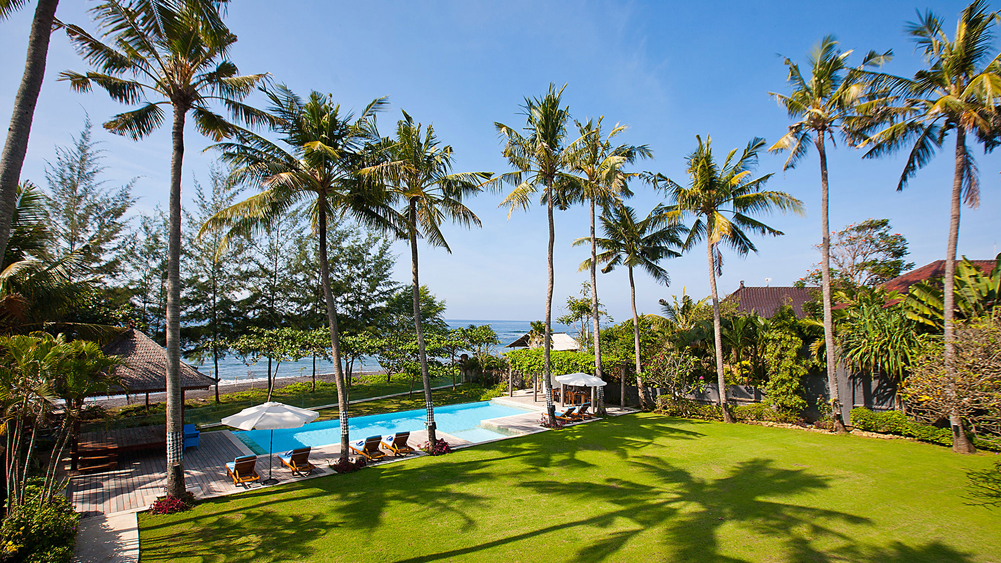 Puri Nirwana - Lawn and pool